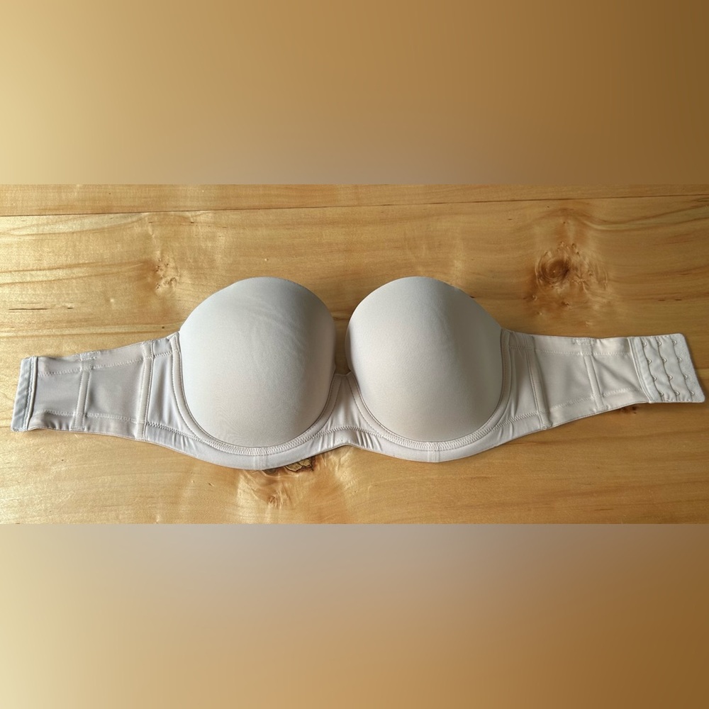 Wacoal Strapless Bra. Nude color. Excellent condition. Worn once 32DDD